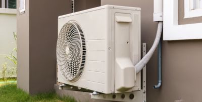 Groupe extérieur de climatisation fixé près d’une façade